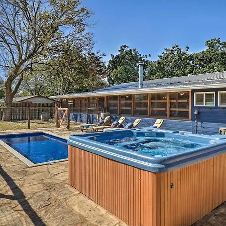 Howdy Haus Pool And Hot Tub And Outdoor Space